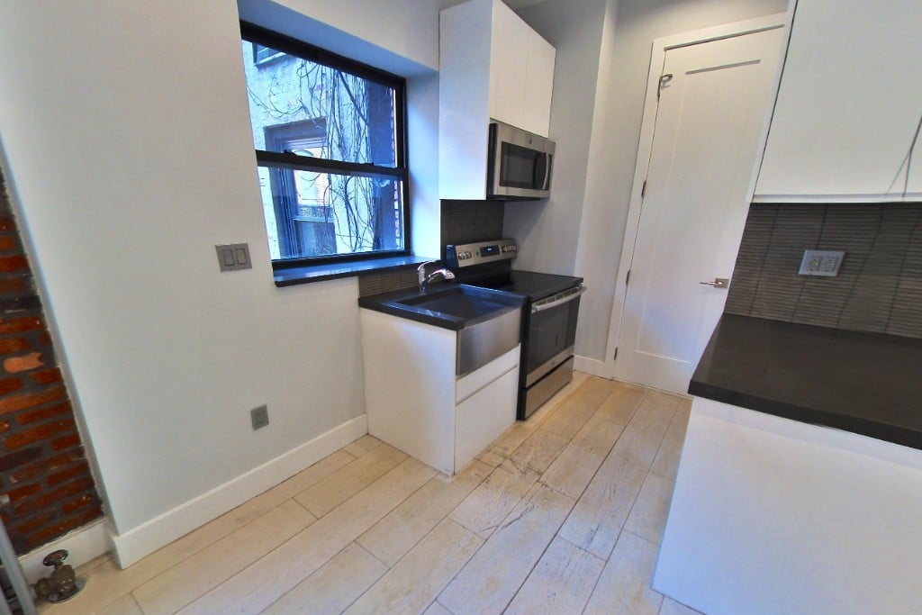 Listing photo 1 of 8