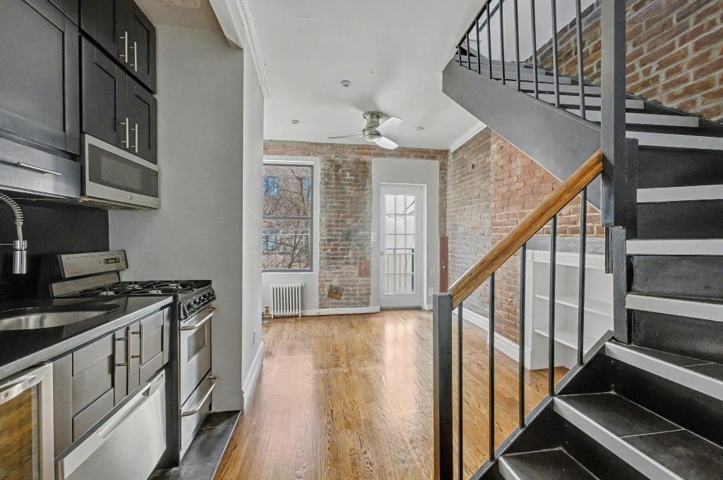 Listing photo 1 of 11