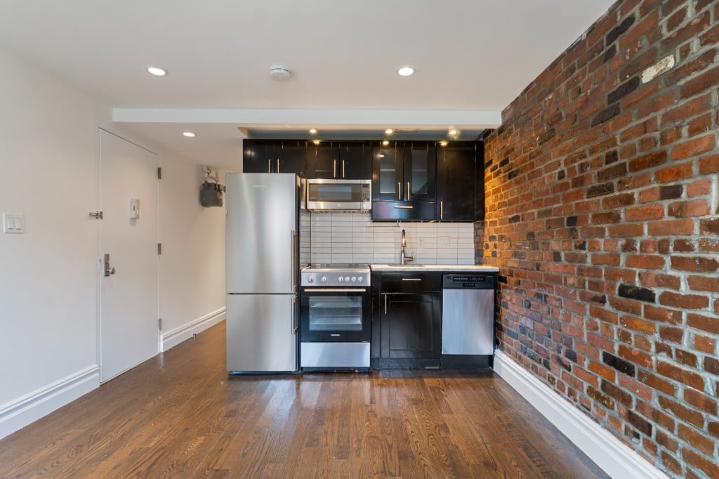 Listing photo 1 of 9