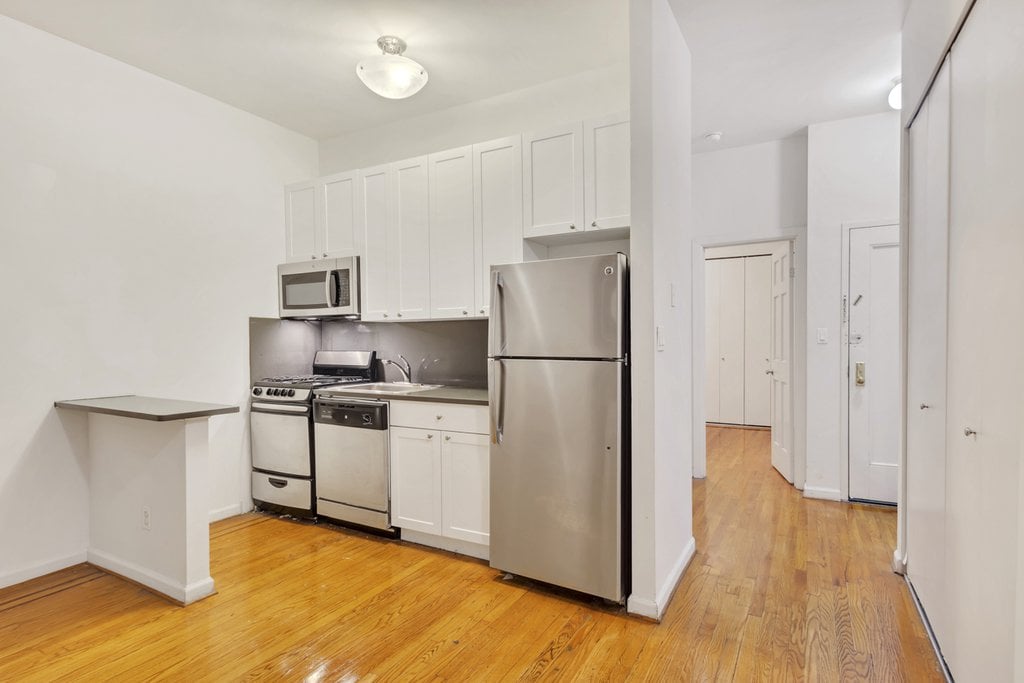 Listing photo 1 of 10