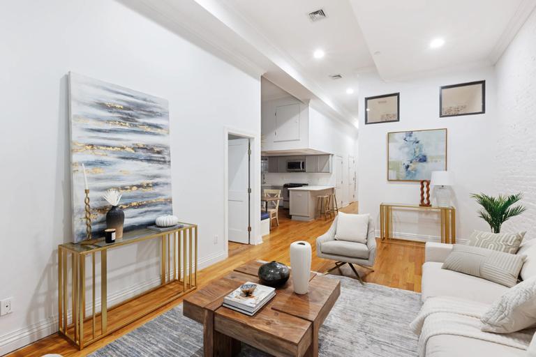 Listing photo 1 of 10