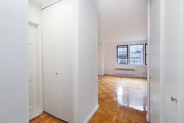 Listing photo 1 of 11