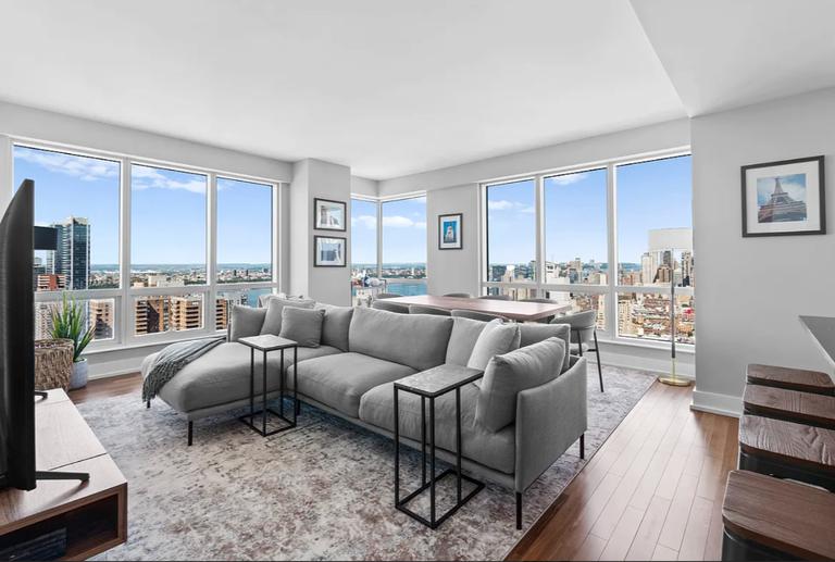 Listing photo 1 of 8