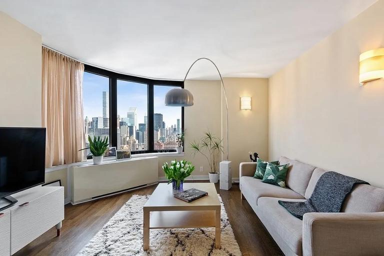 Listing photo 1 of 8