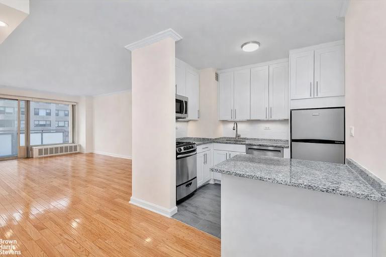 Listing photo 1 of 10