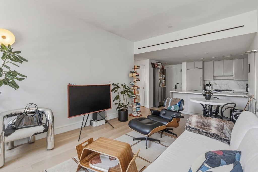 Listing photo 1 of 19