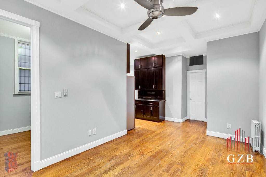 Listing photo 1 of 5