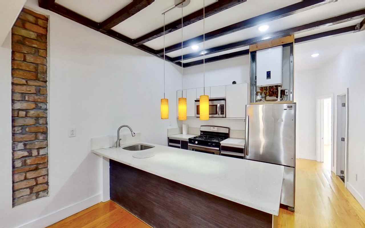 Listing photo 1 of 5