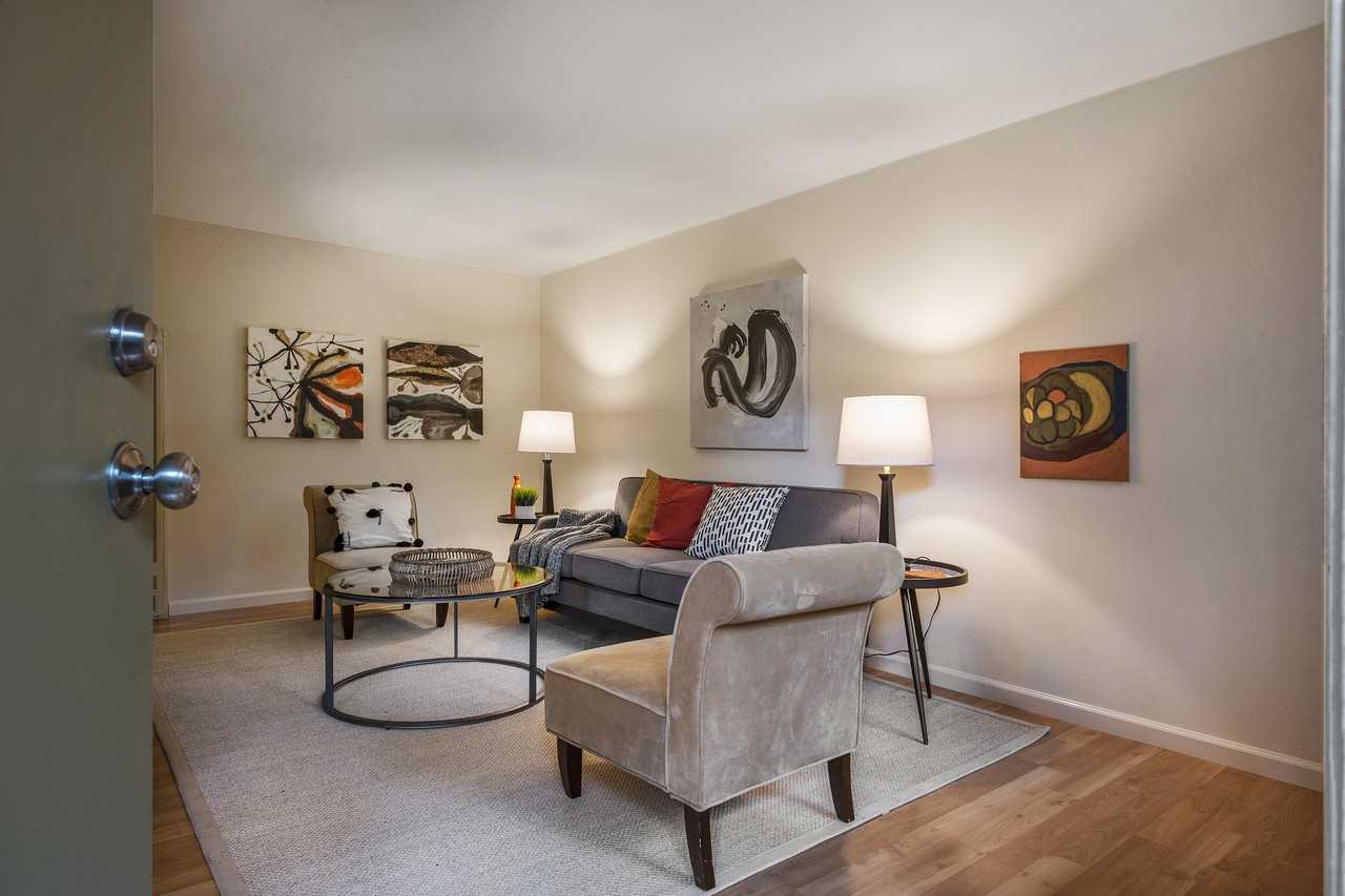 Listing photo 1 of 5