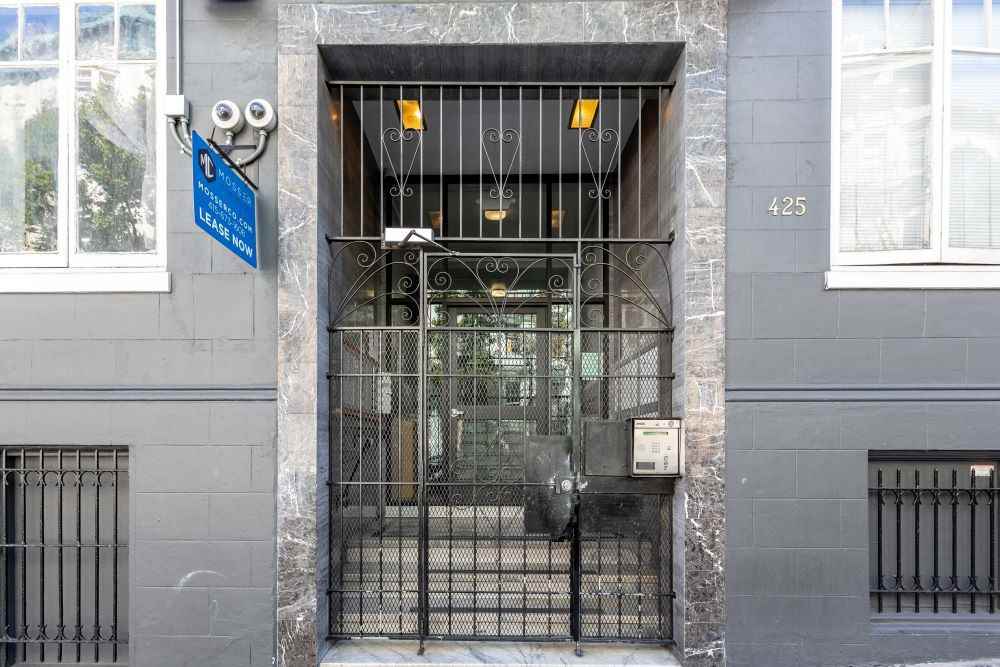 Listing photo 1 of 5