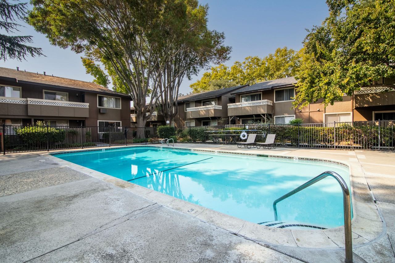 Listing photo 1 of 5