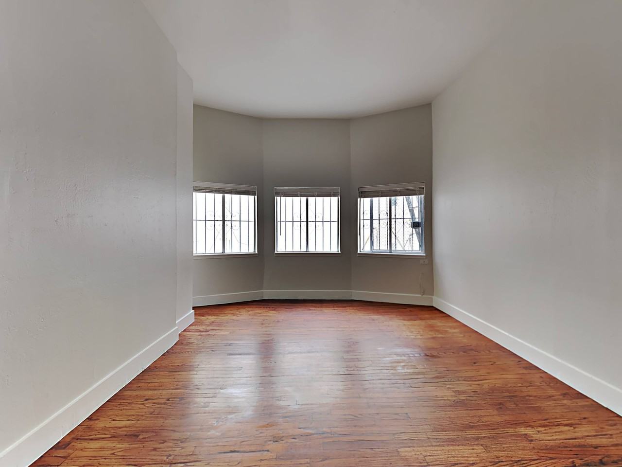 Listing photo 1 of 5