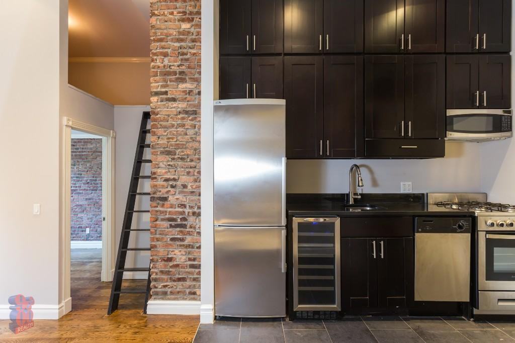 Listing photo 1 of 5