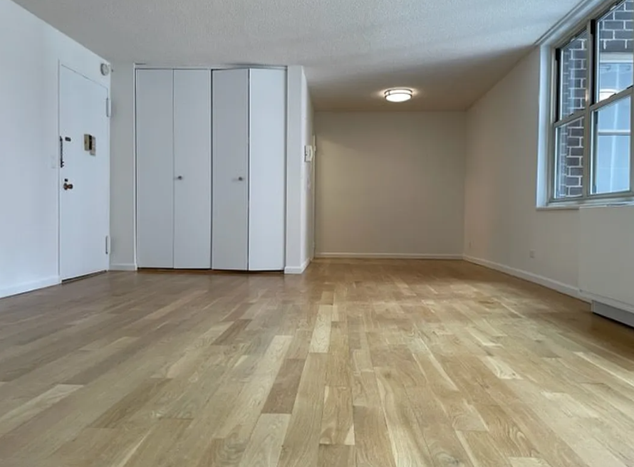 Listing photo 1 of 4