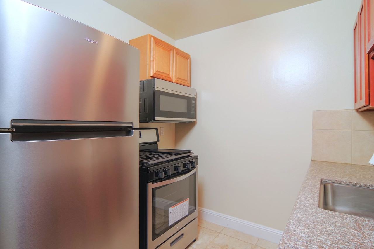 Listing photo 1 of 5