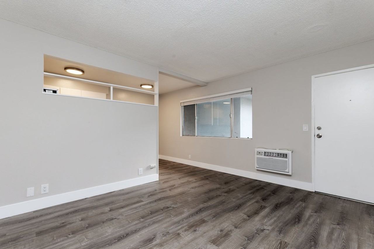 Listing photo 1 of 5