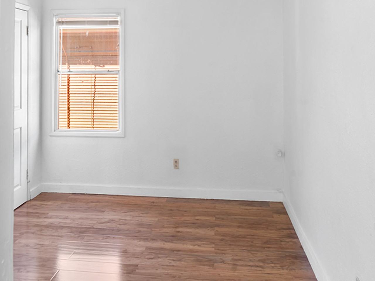 Listing photo 1 of 5