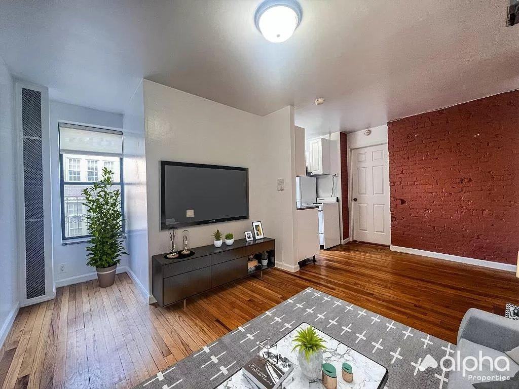 Listing photo 1 of 5