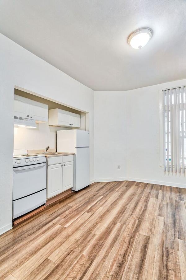 Listing photo 1 of 5