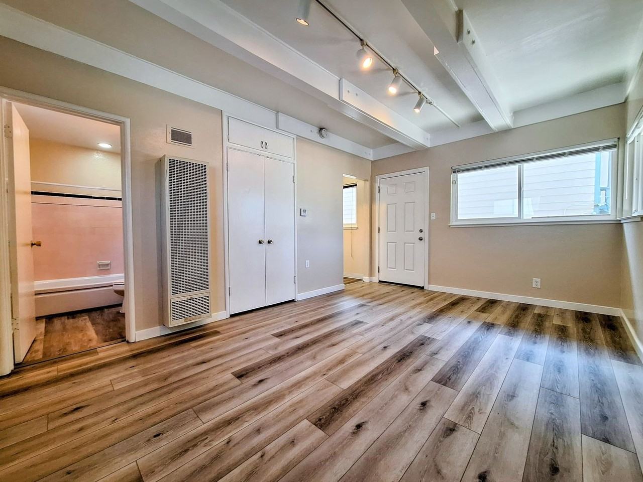 Listing photo 1 of 5