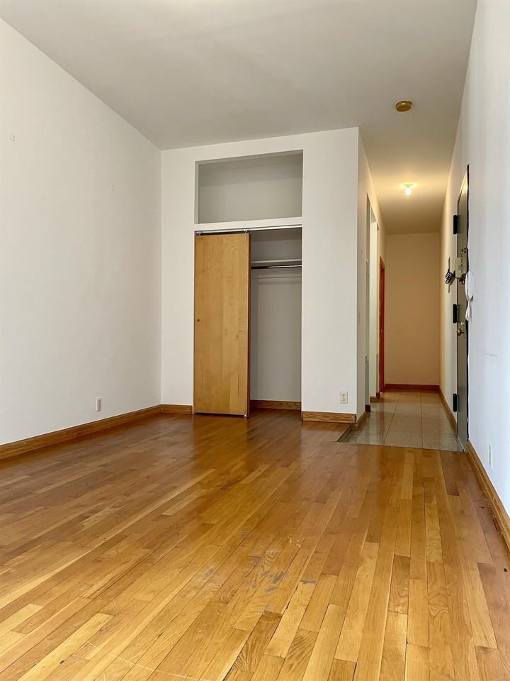 Listing photo 1 of 5