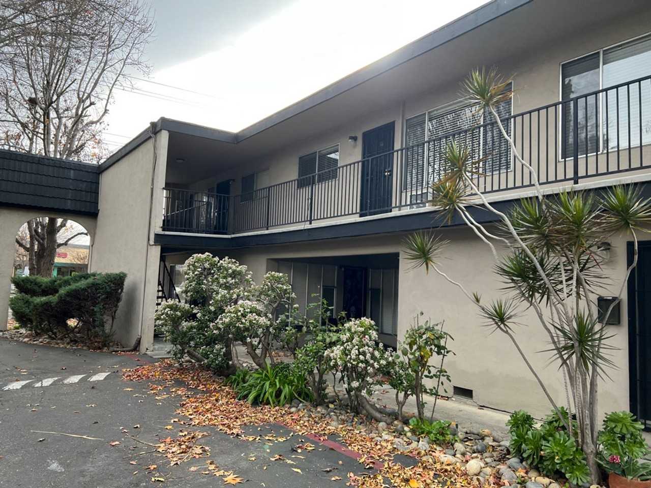 Listing photo 1 of 5