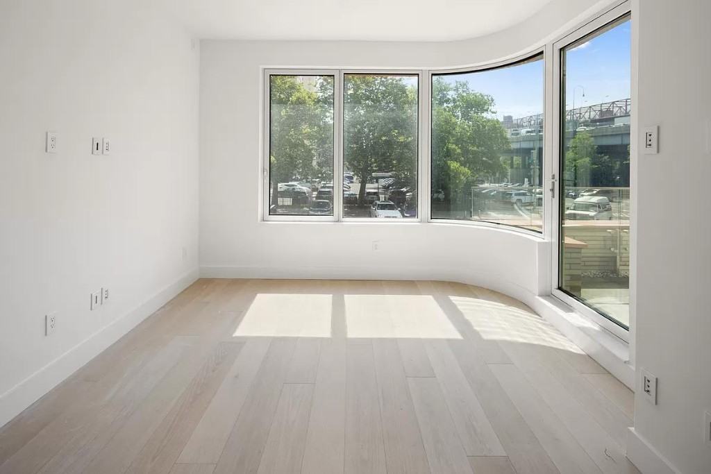 Listing photo 1 of 5