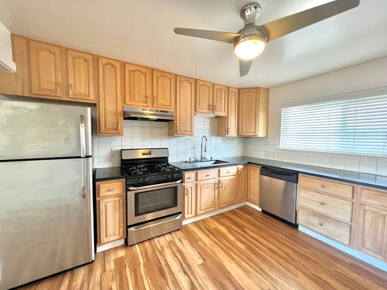 Listing photo 1 of 5