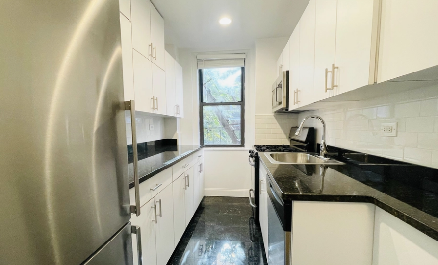 Listing photo 1 of 4