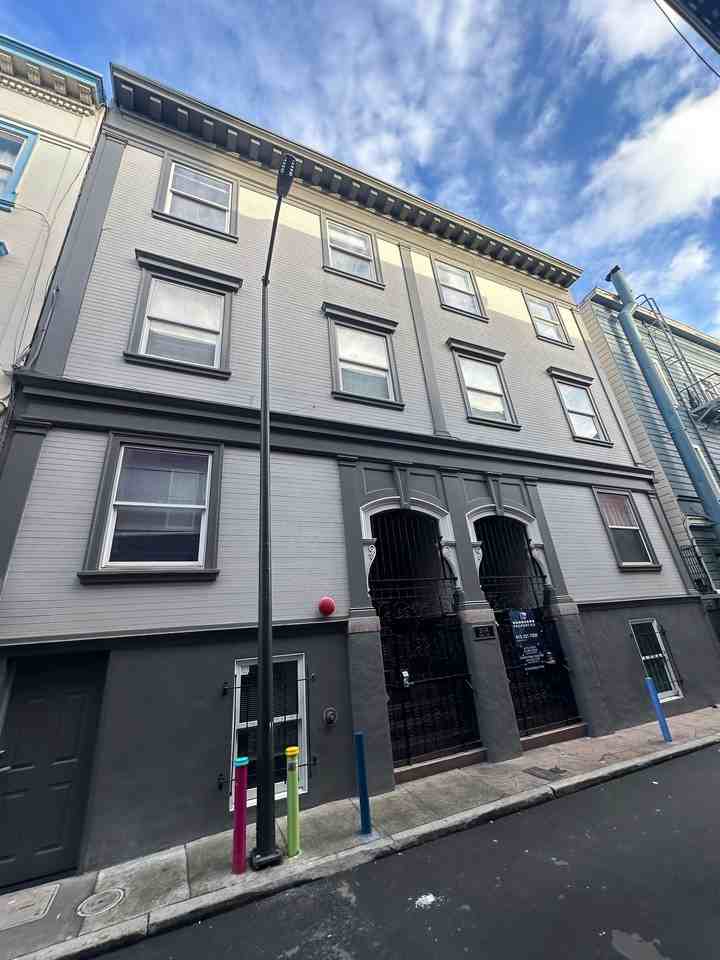 Listing photo 1 of 5