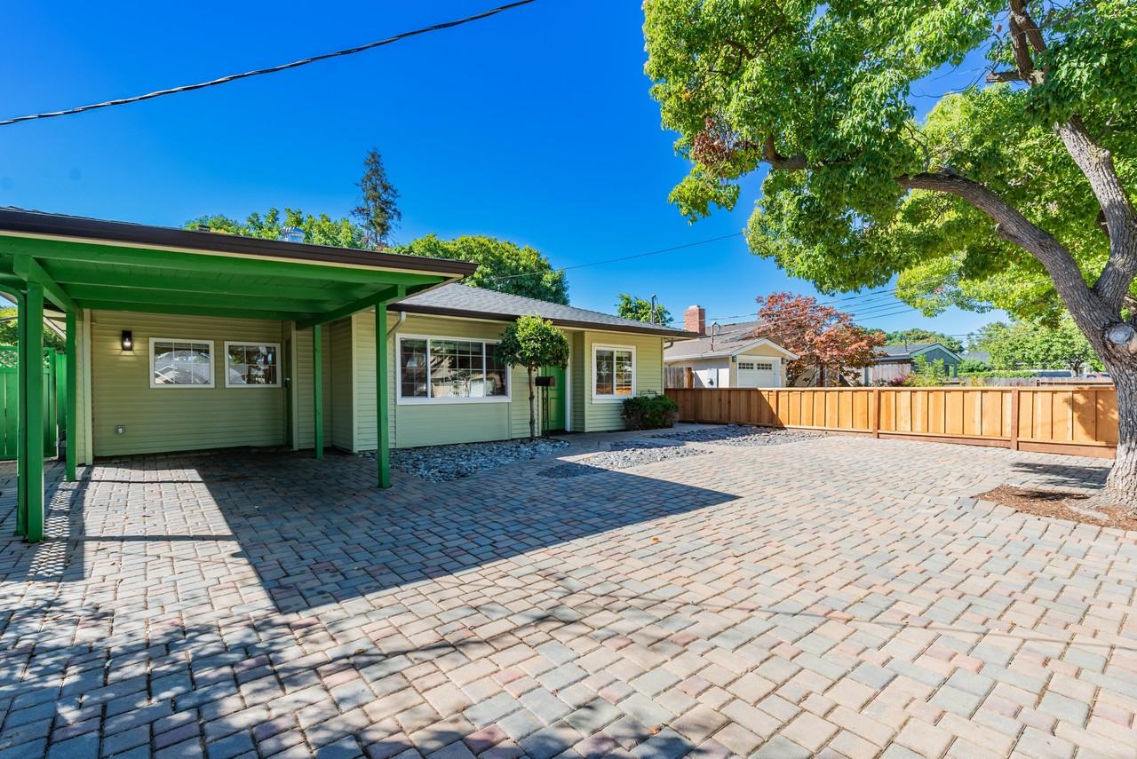 Listing photo 1 of 5