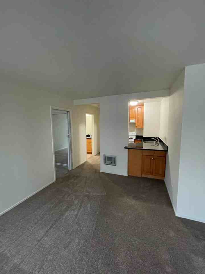 Listing photo 1 of 5