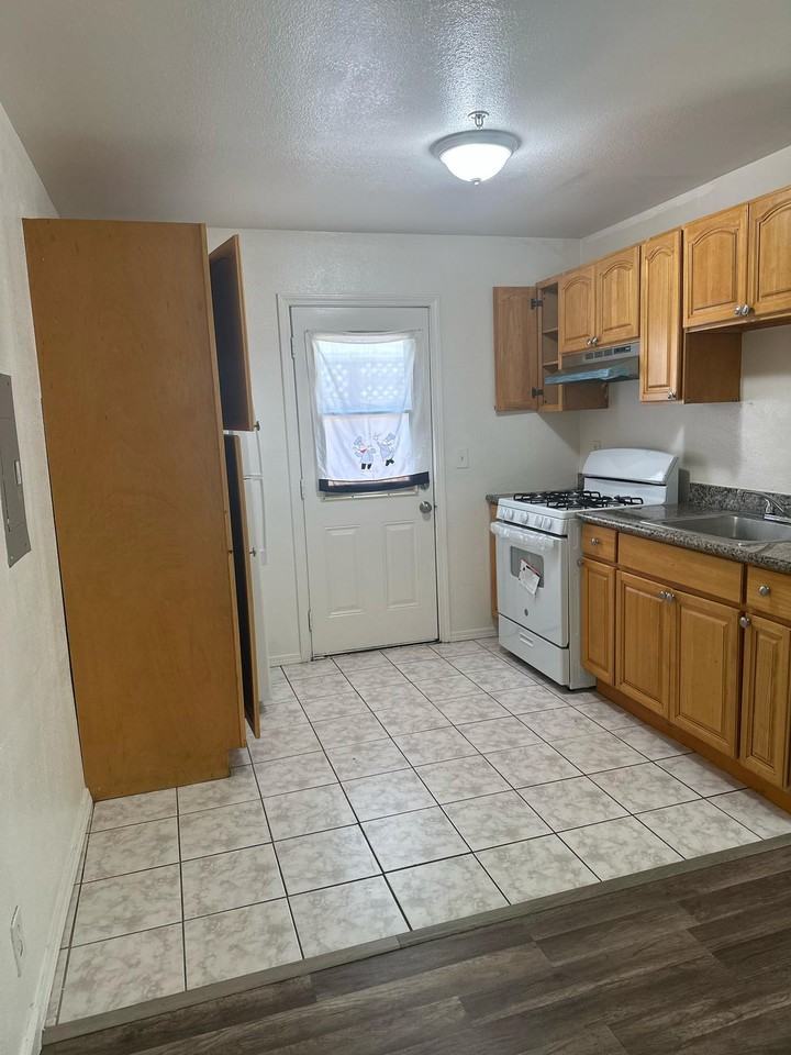 Listing photo 1 of 5