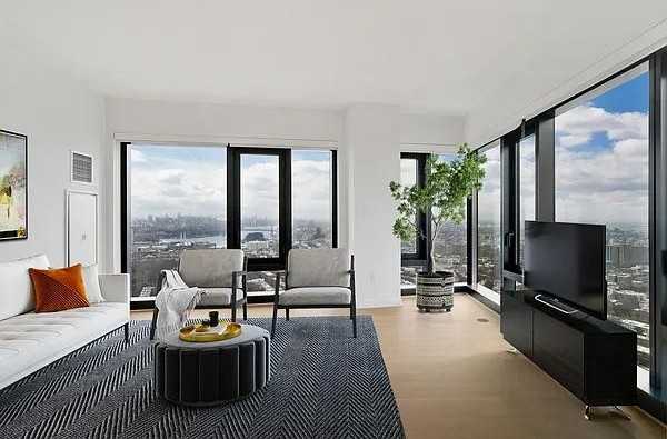 Listing photo 1 of 5