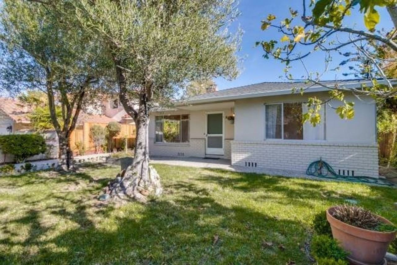 Listing photo 1 of 5
