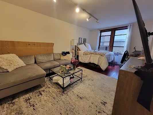 Listing photo 1 of 4