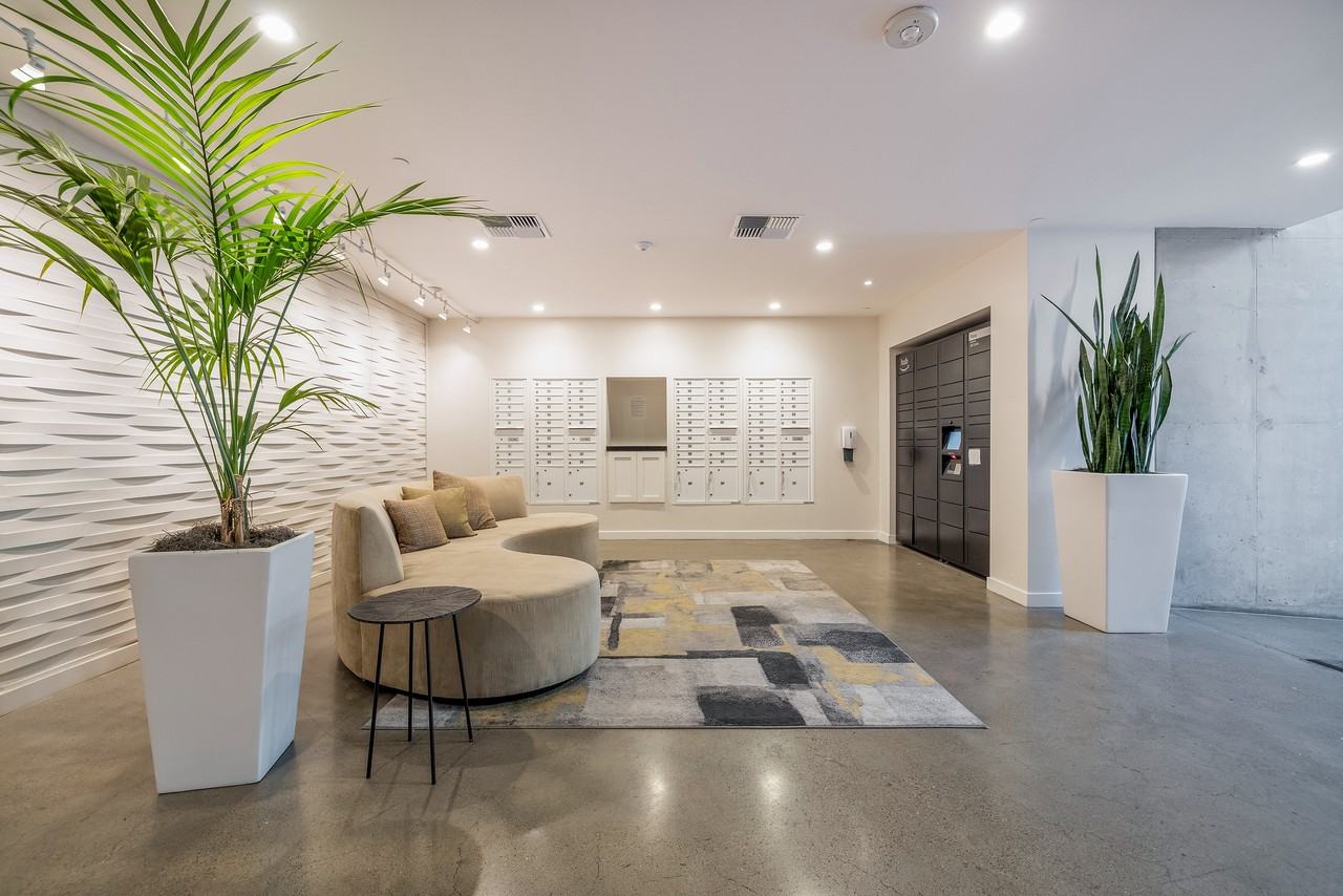 Listing photo 1 of 5