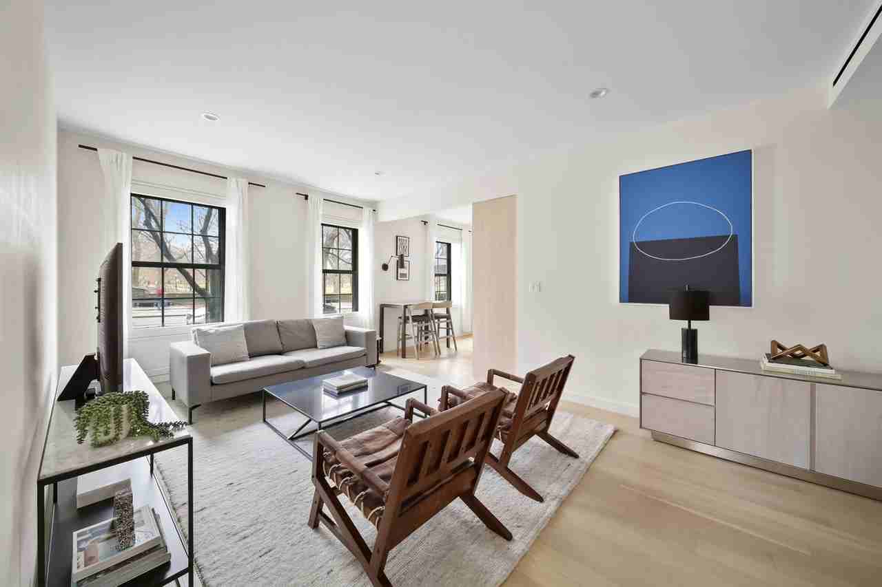 Listing photo 1 of 5