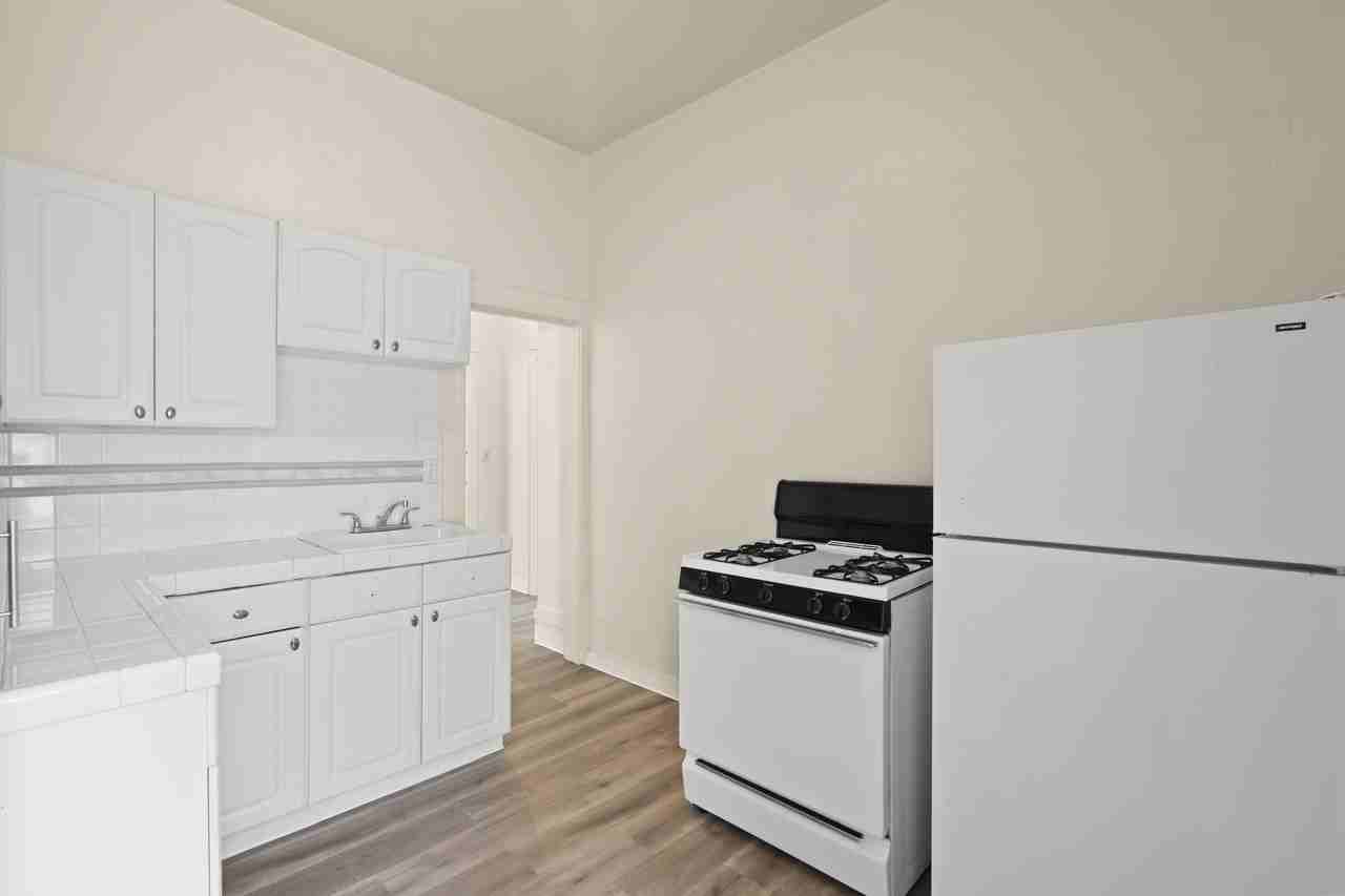 Listing photo 1 of 5