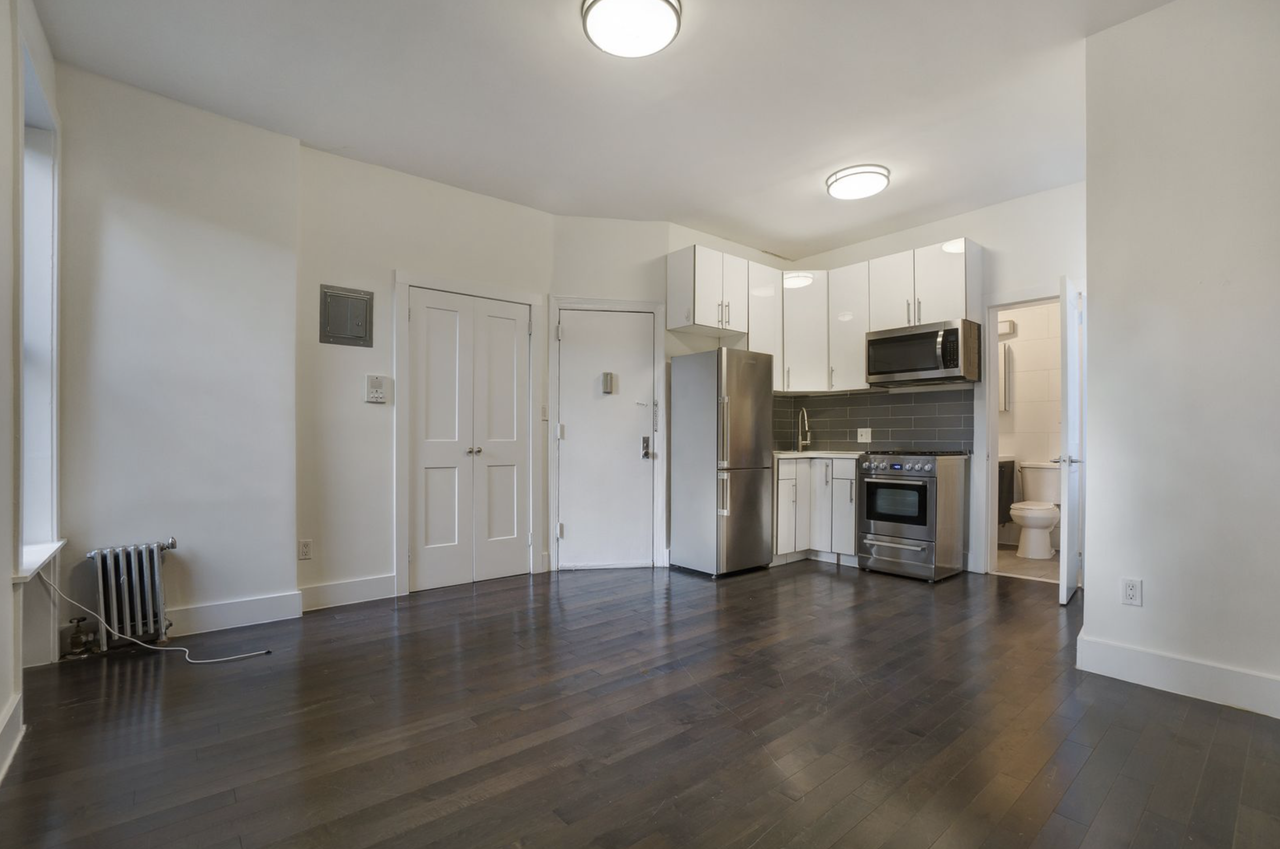 Listing photo 1 of 4