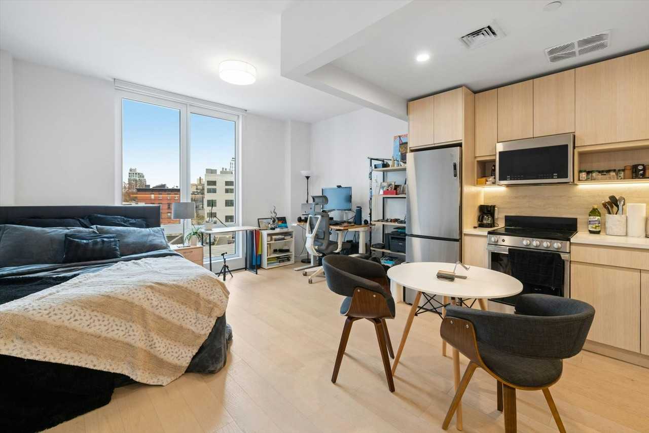 Listing photo 1 of 4