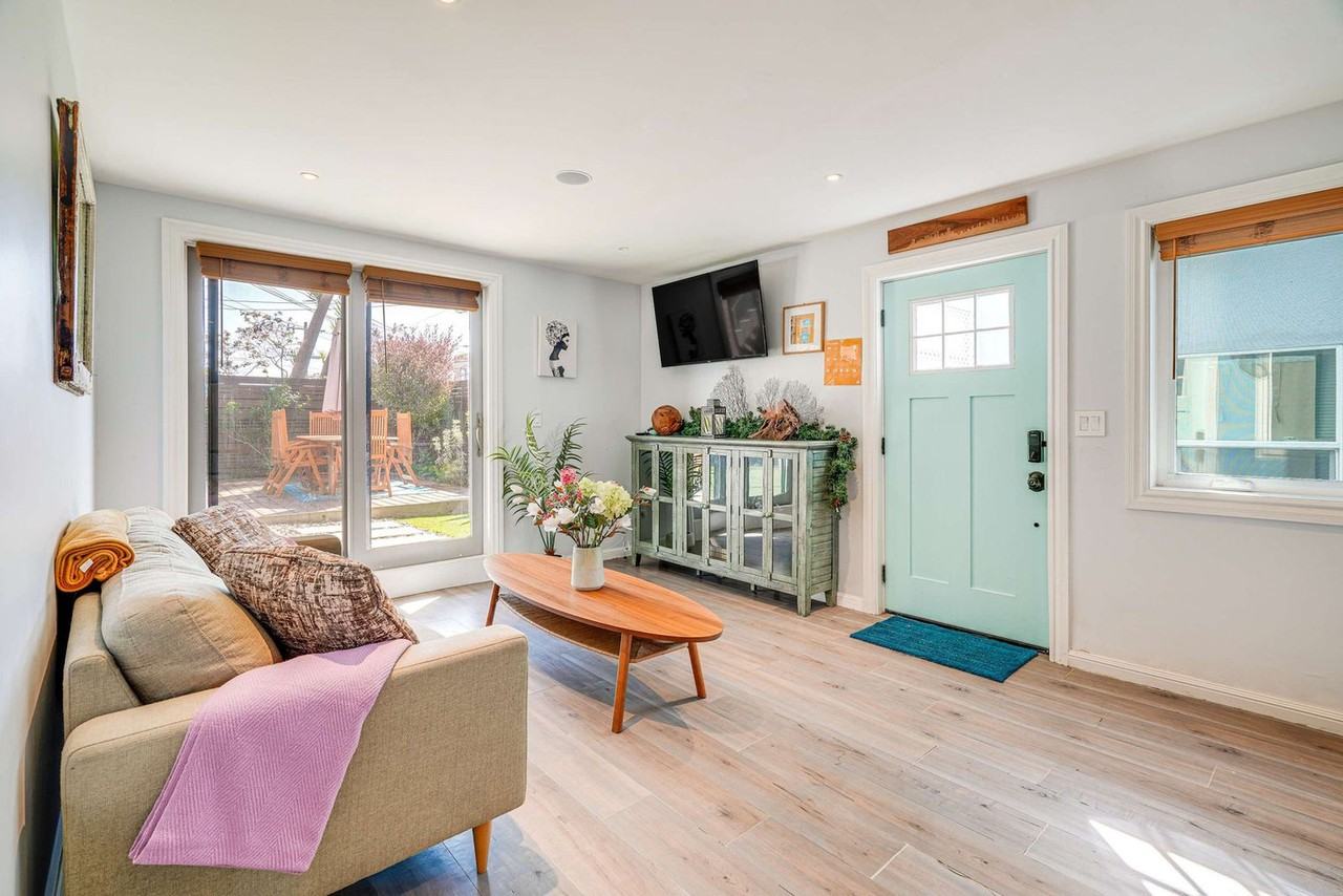 Listing photo 1 of 5