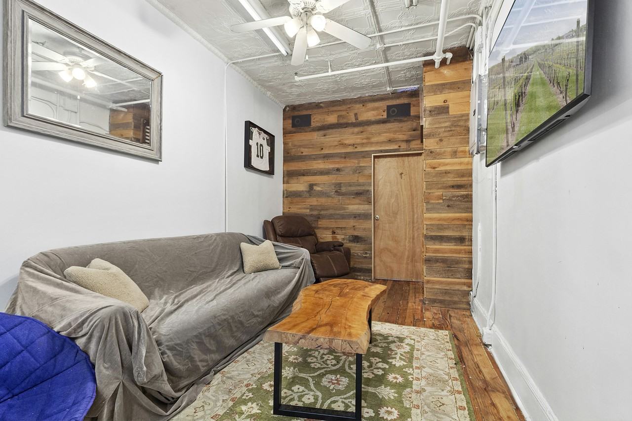 Listing photo 1 of 4