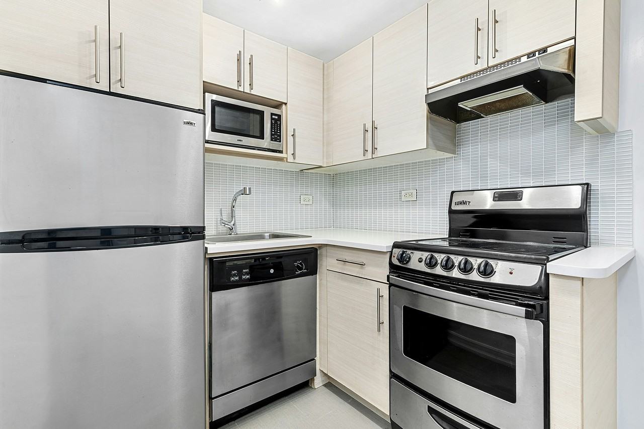 Listing photo 1 of 4