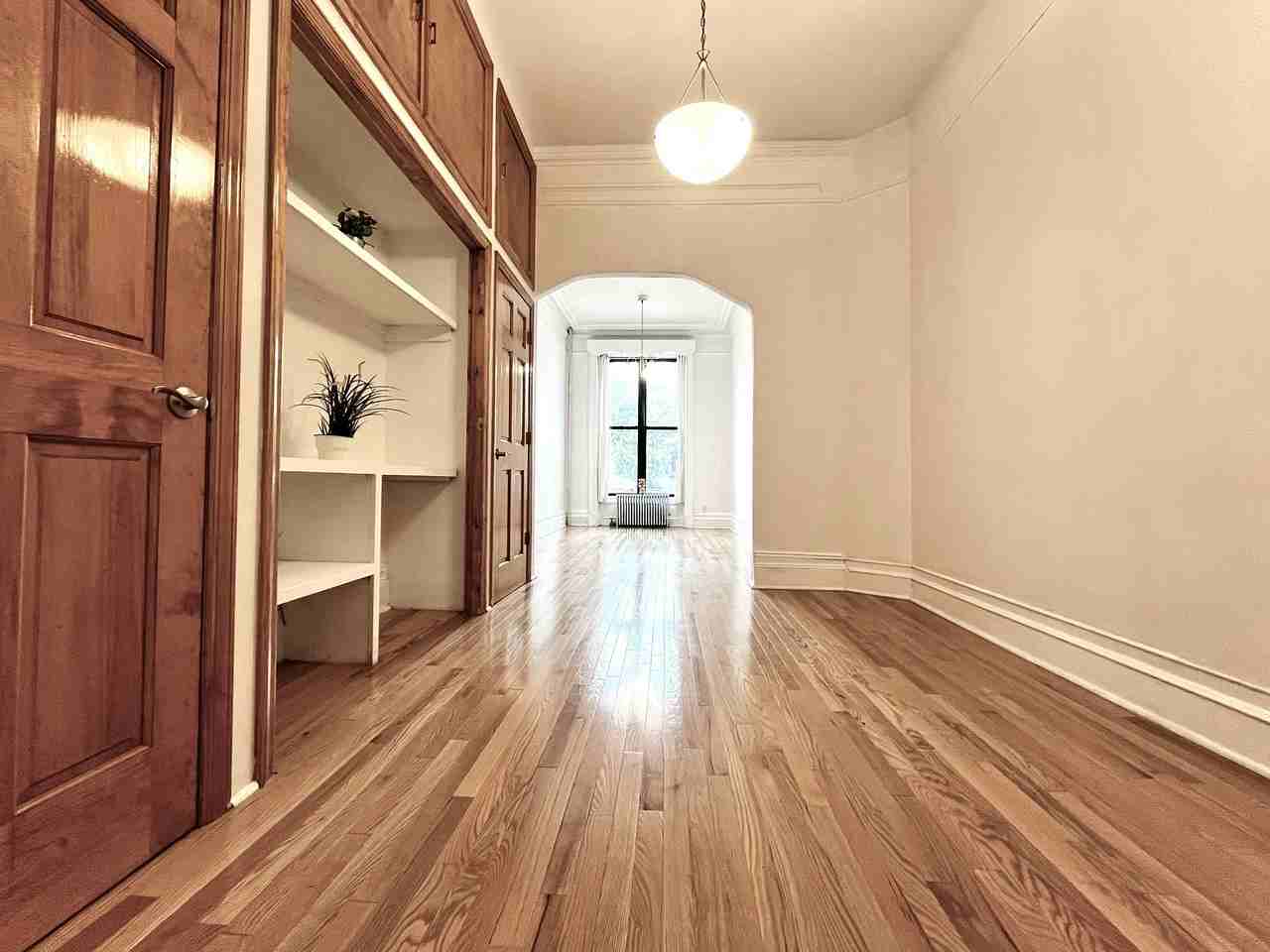 Listing photo 1 of 5