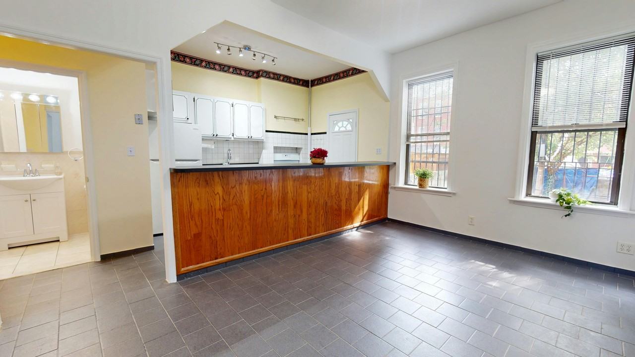 Listing photo 1 of 5