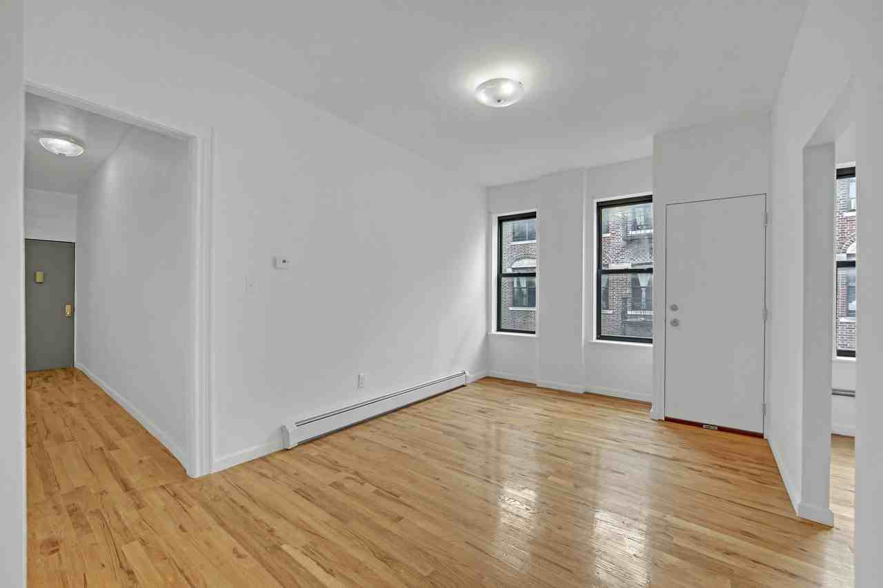 Listing photo 1 of 5