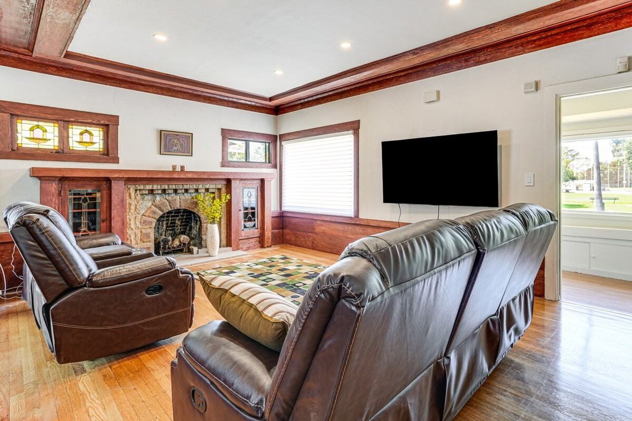 Listing photo 1 of 5