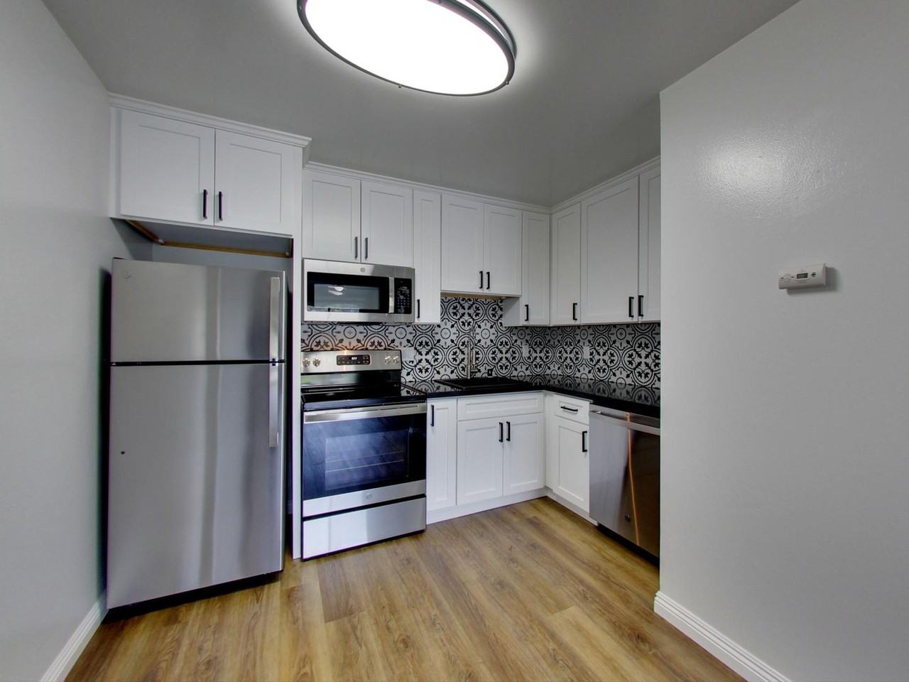 Listing photo 1 of 5