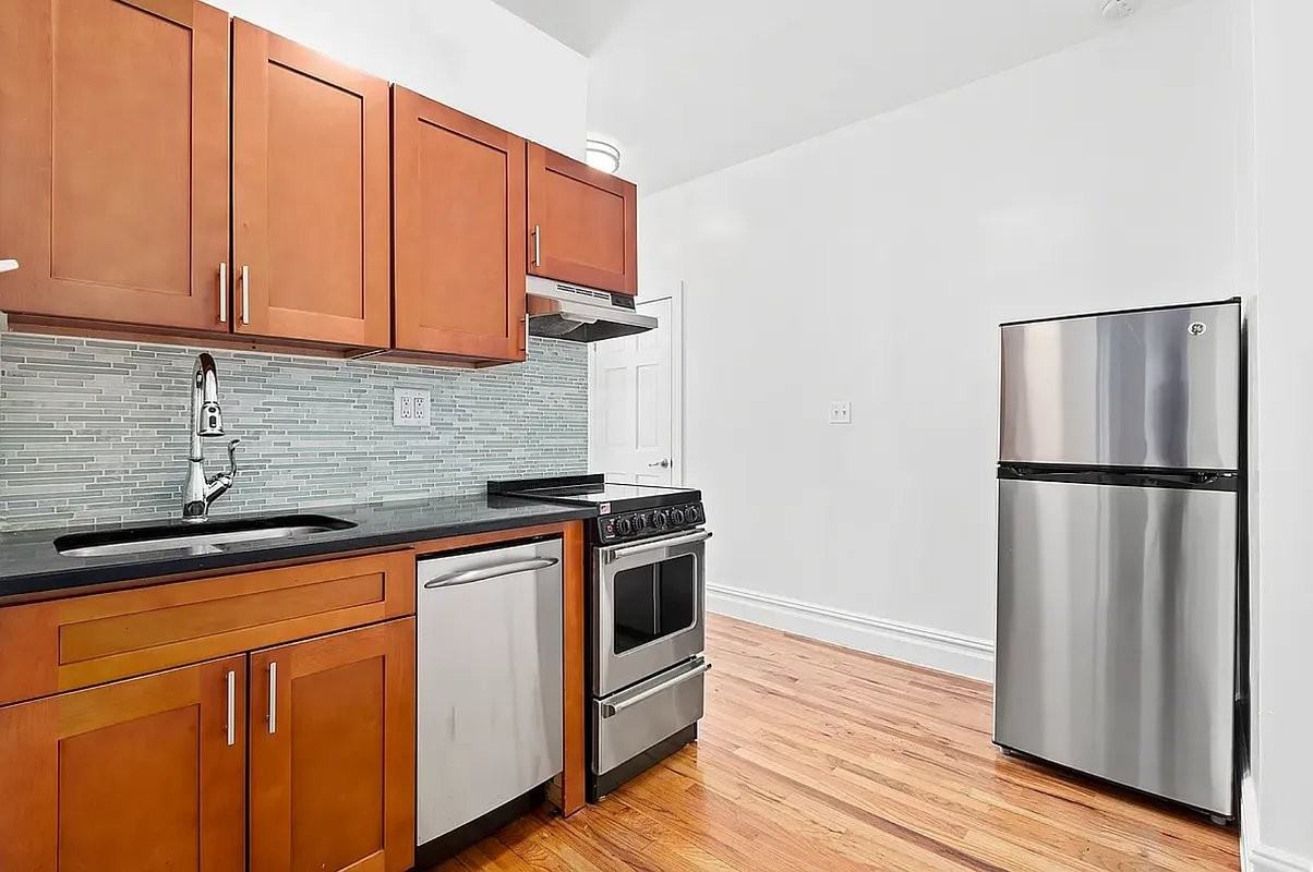 Listing photo 1 of 5